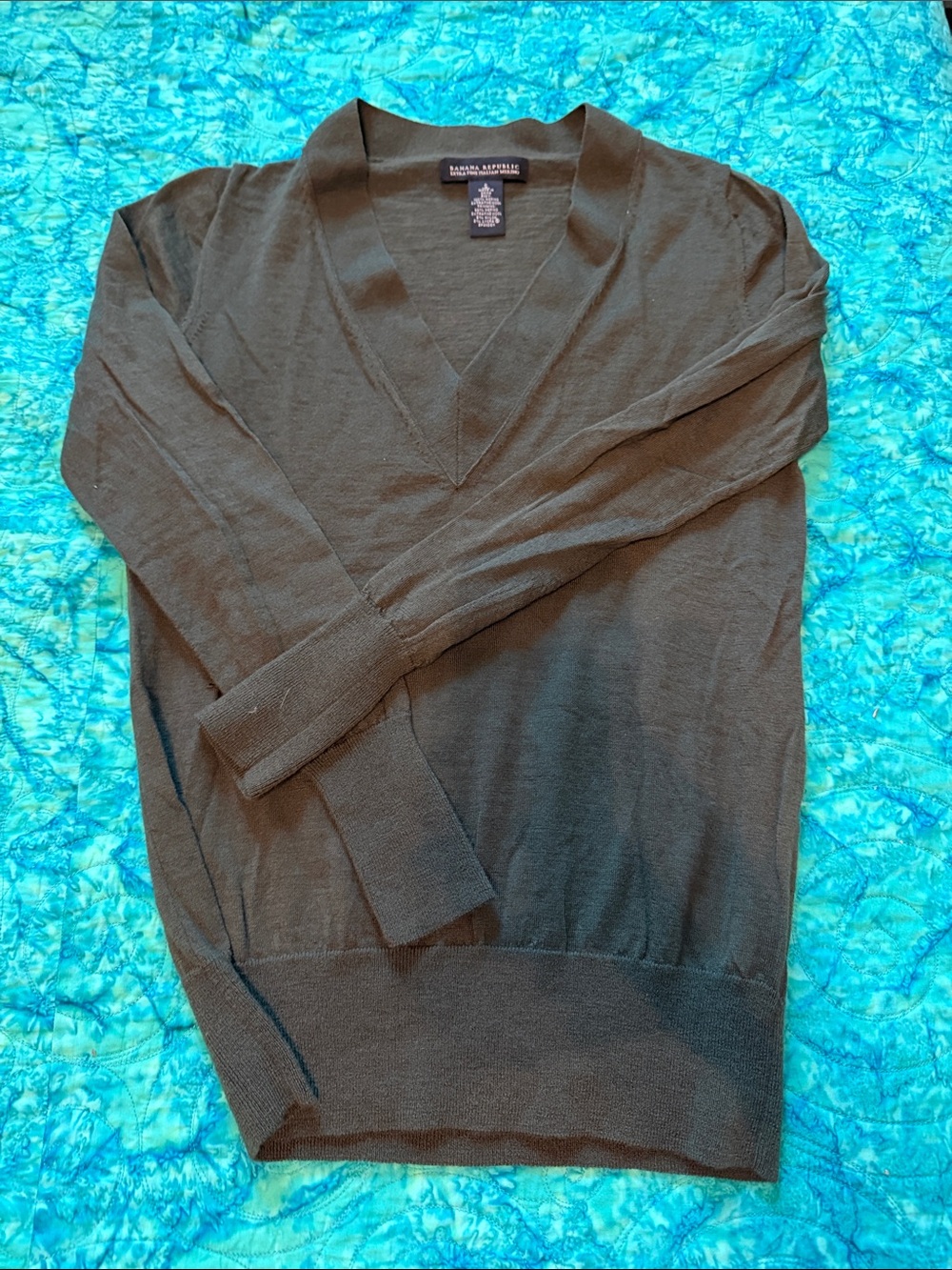 Banana republic women’s V-Neck olive green Sweater